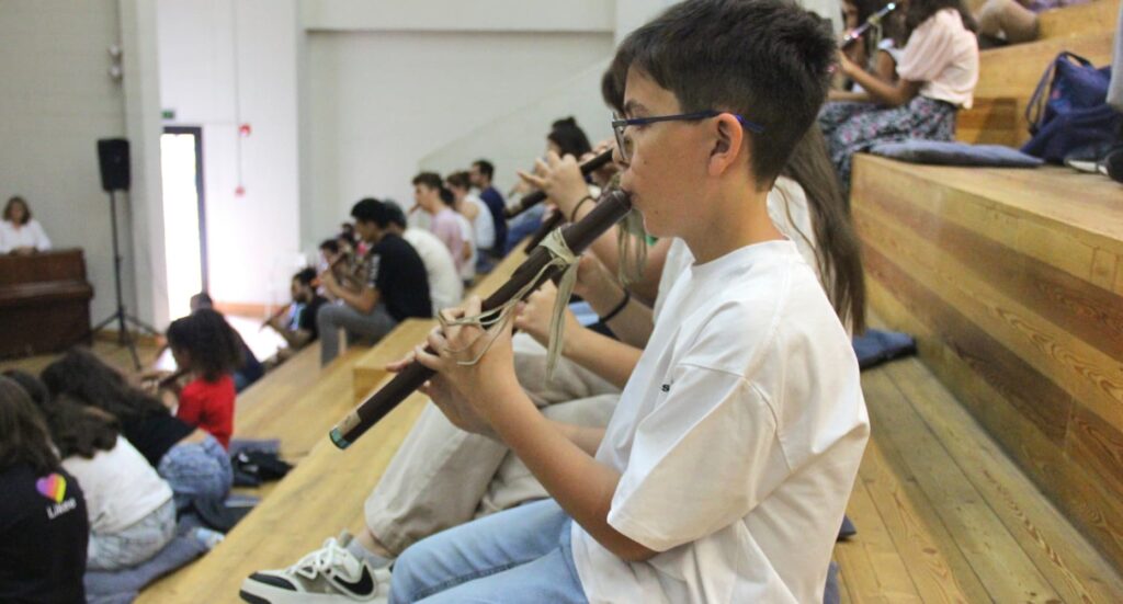 Auditorium filled with participants playing their handcrafted Native American Flutes during Fab Lab Armenia's workshop.